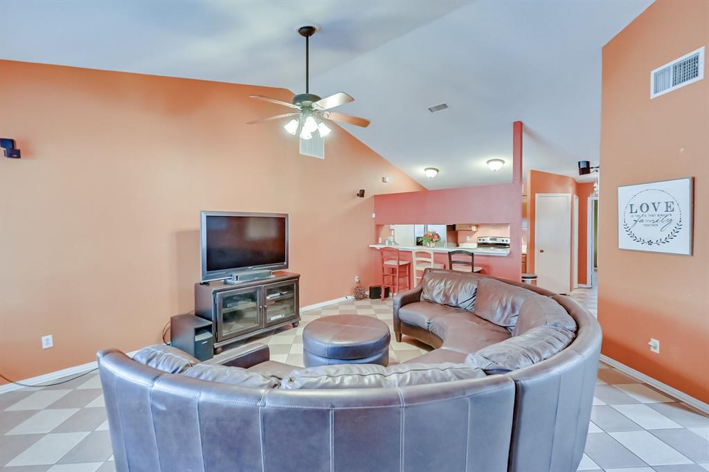 5515 Four Winds Dr, Arlington, TX 76018