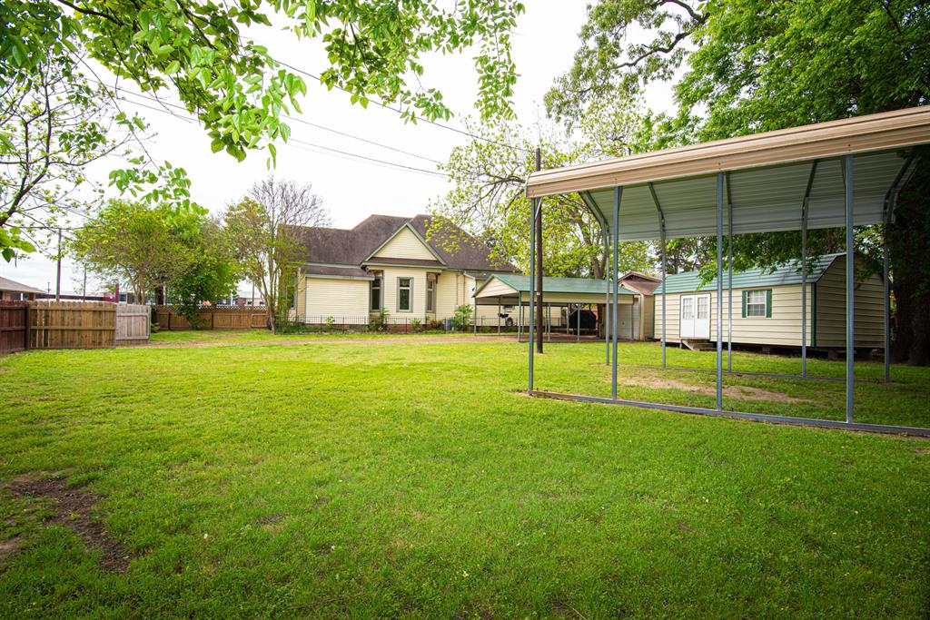 611 E College St, Athens, TX 75751