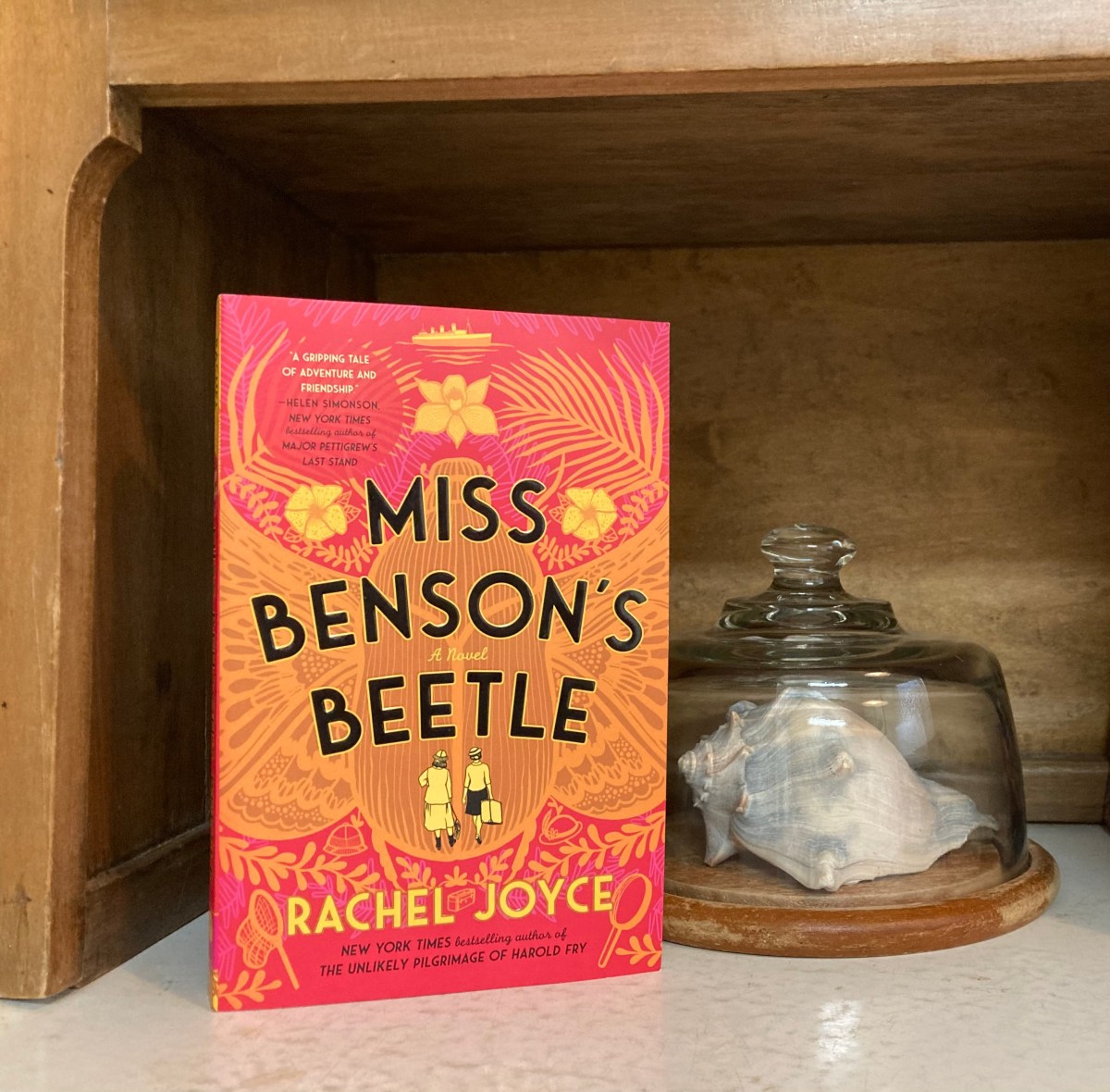 Review Miss Benson’s Beetle Lit Lens