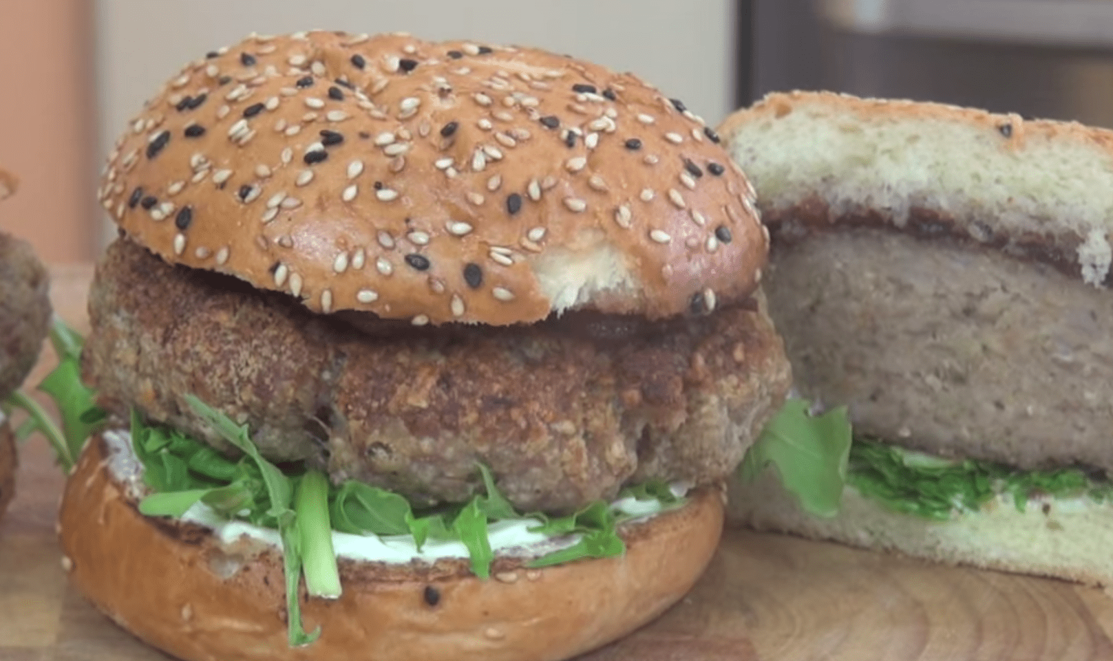 Video recipe Pork sausage burgers LITTLEROCK