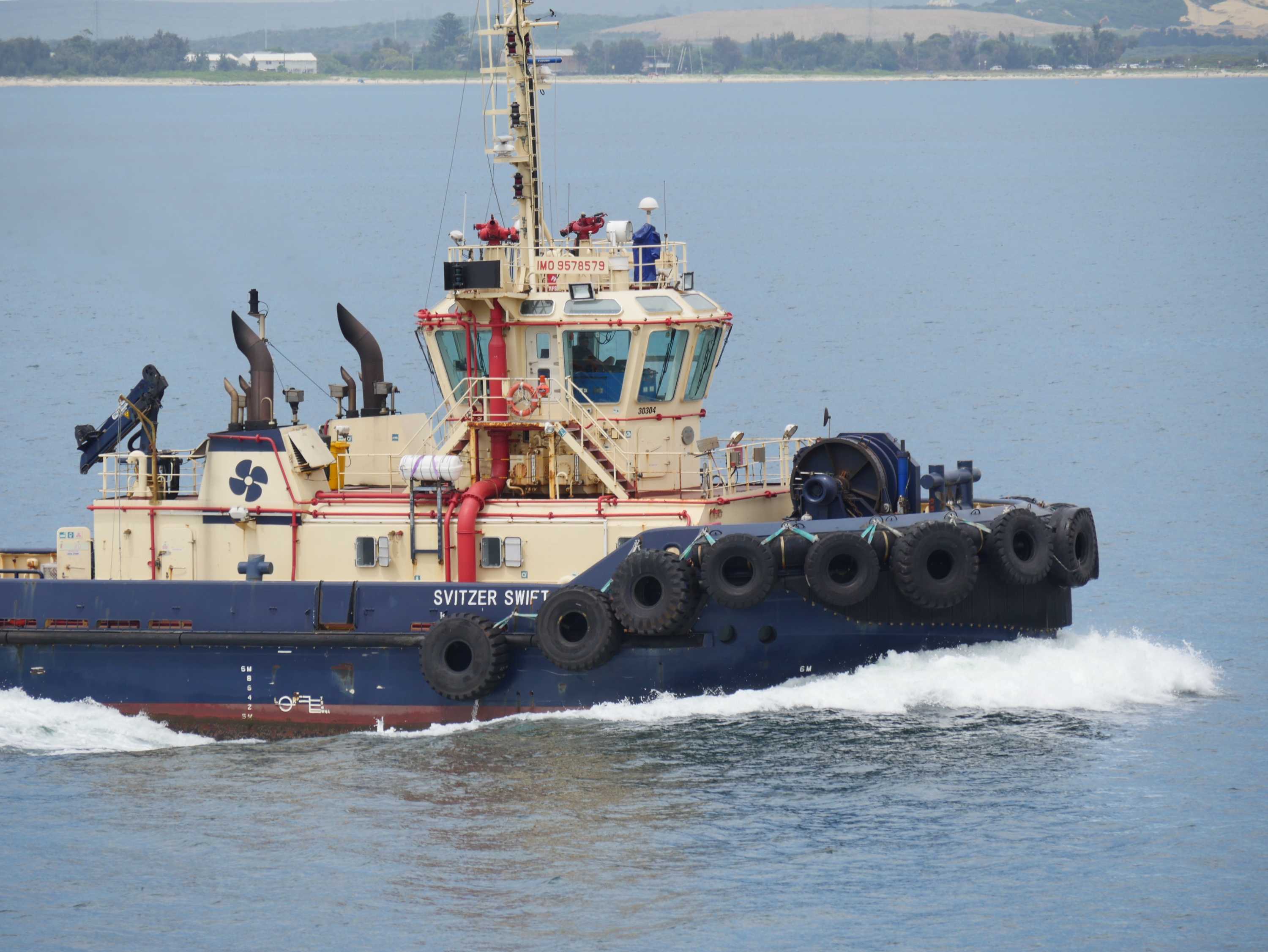 Tugboat engineers' strike affects shipping in Newcastle, Sydney and