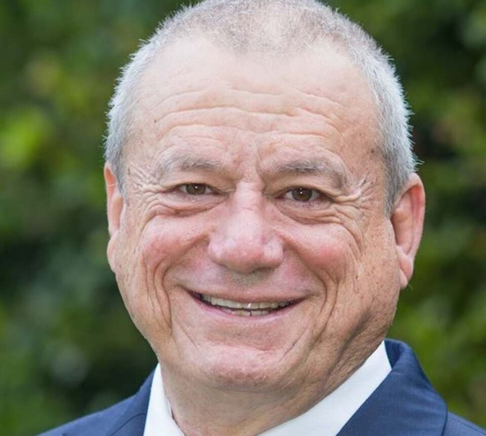 Queensland MP Peter Russo apologises after he's caught swearing in