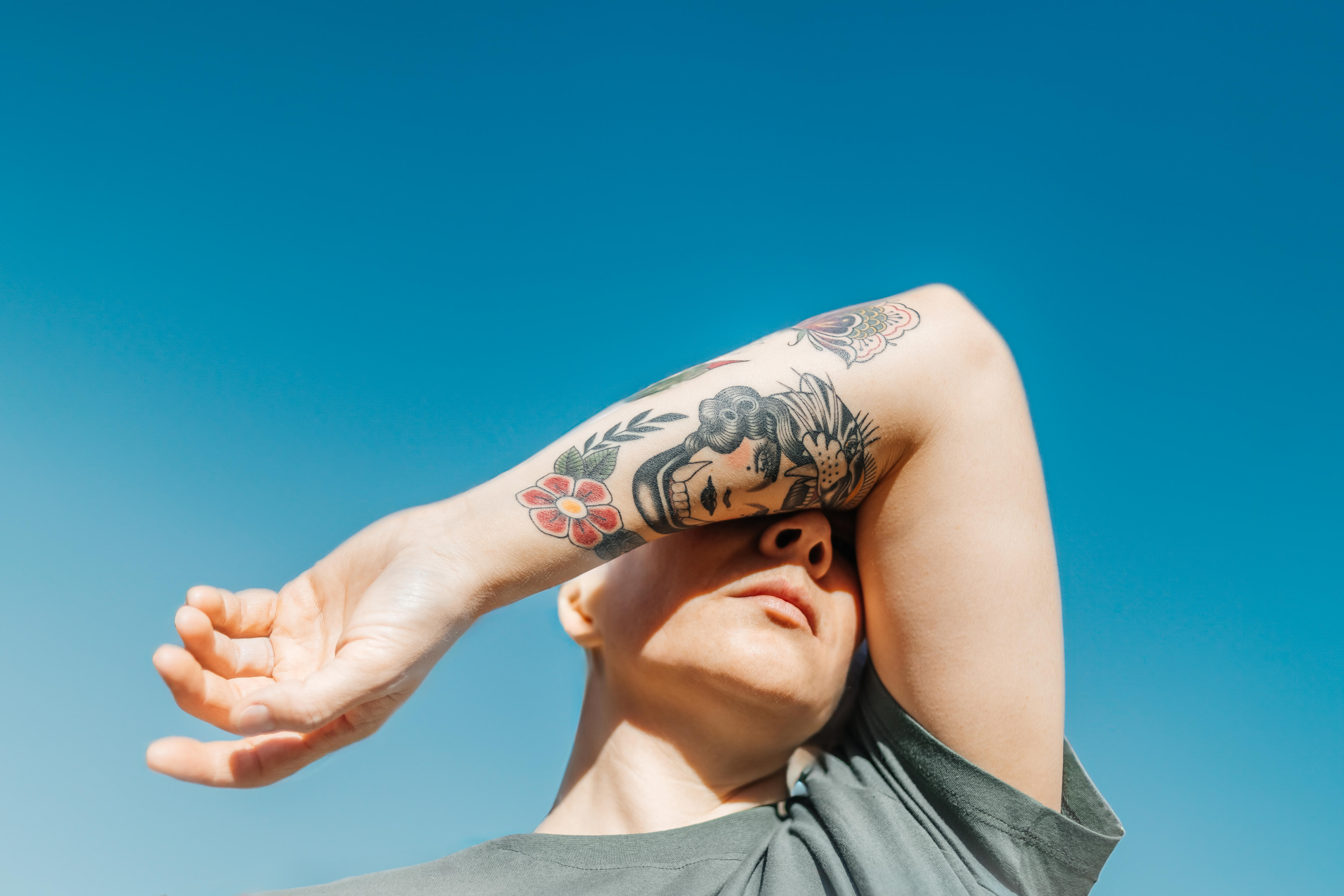 Dozens of Australians diagnosed with rare tattoo-related vision loss