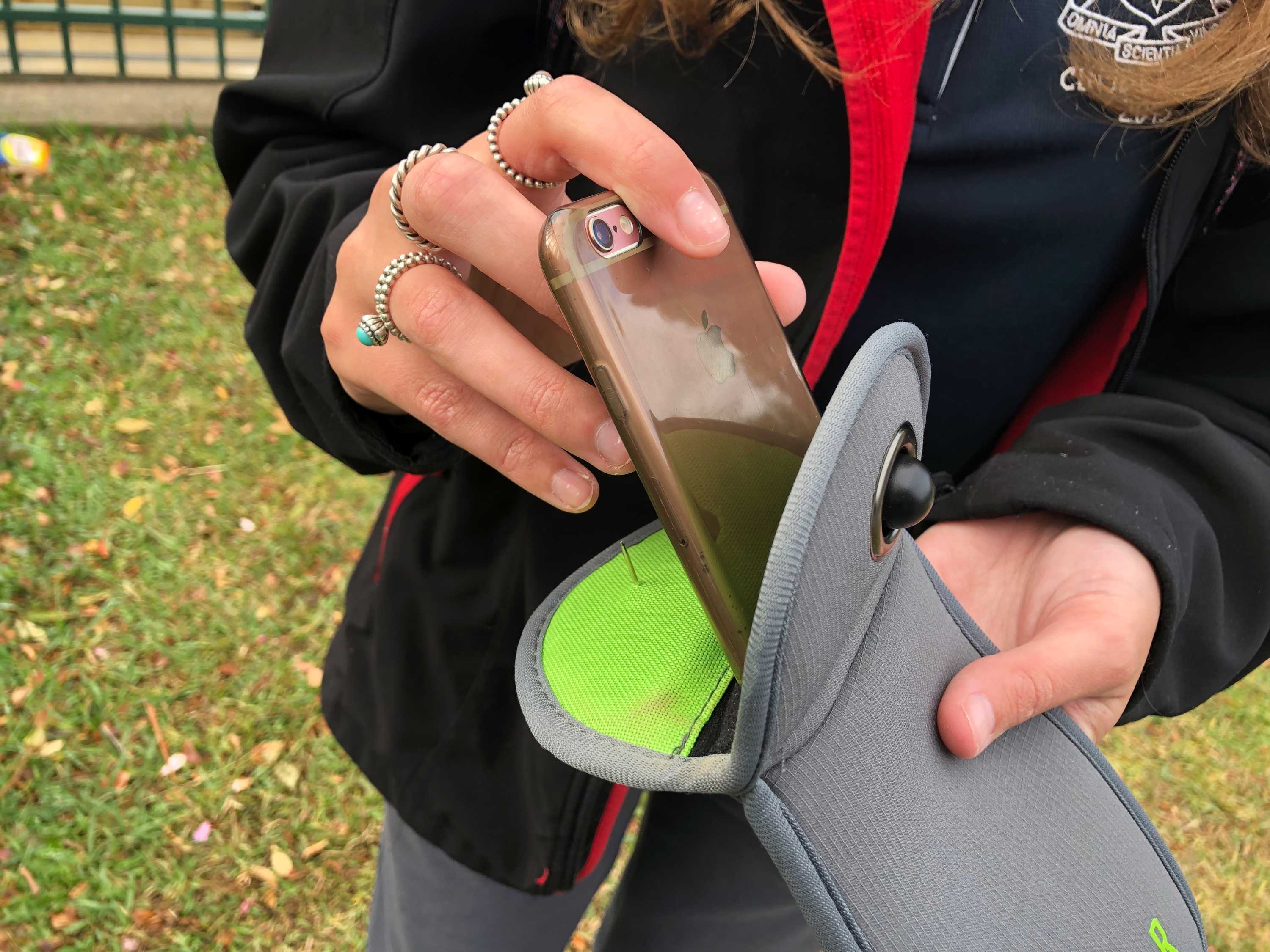 Courier shipping free shipping YONDR Phone Pouch Read Description Set