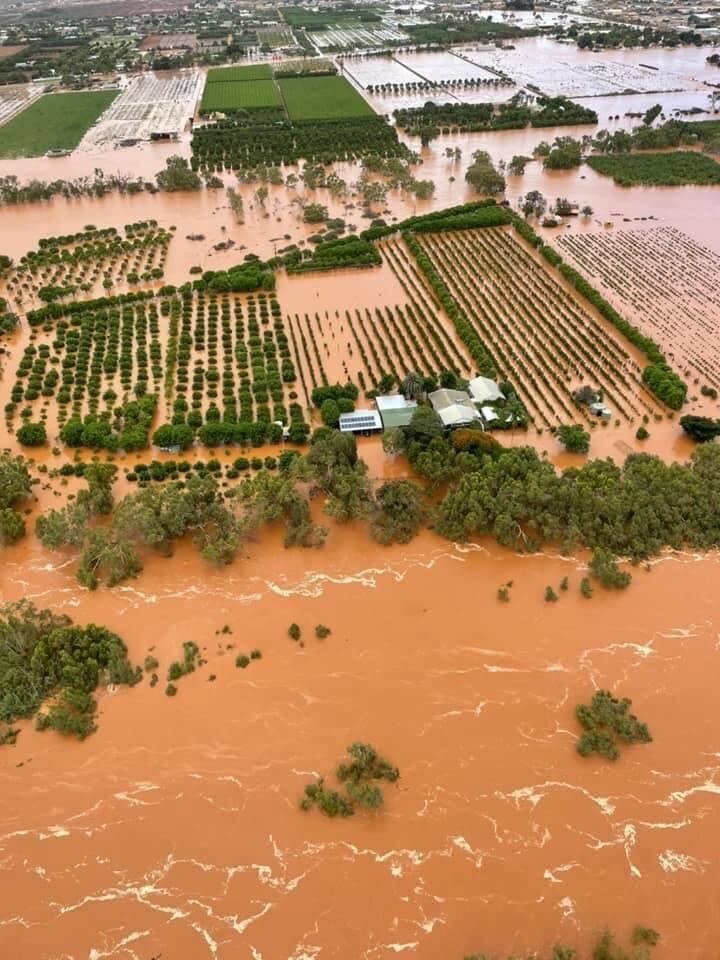 Weather alert as floodwaters threaten Carnarvon after Gascoyne River