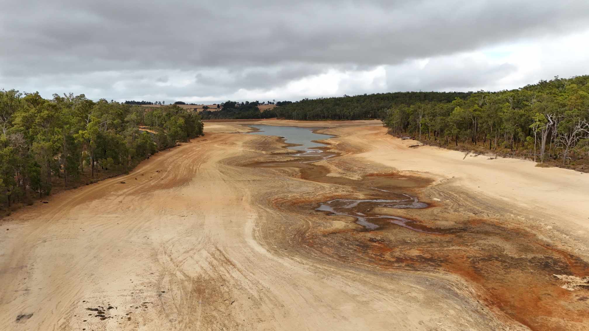 WA fruit growers facing difficult future with low water levels in Glen