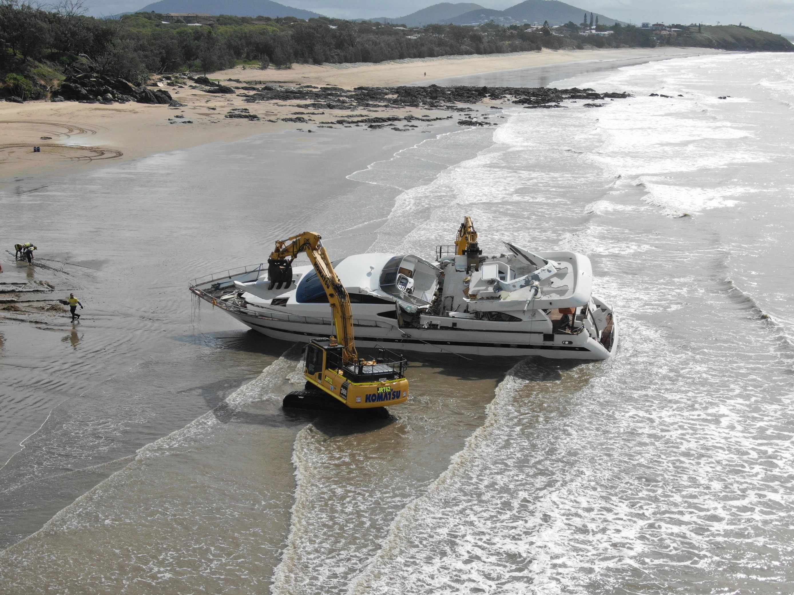 Sunken luxury yacht wreckage at Yeppoon removed after…
