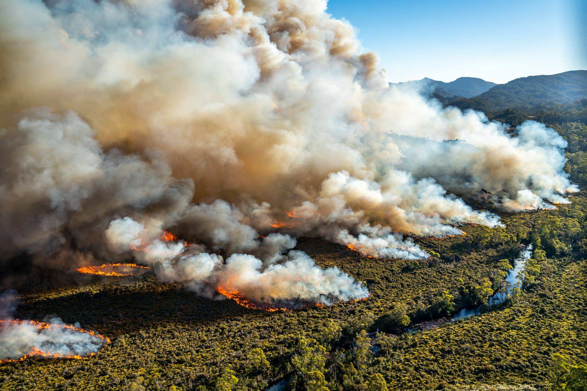 Bushfire destroys wilderness retreat as emergency crews look ahead to