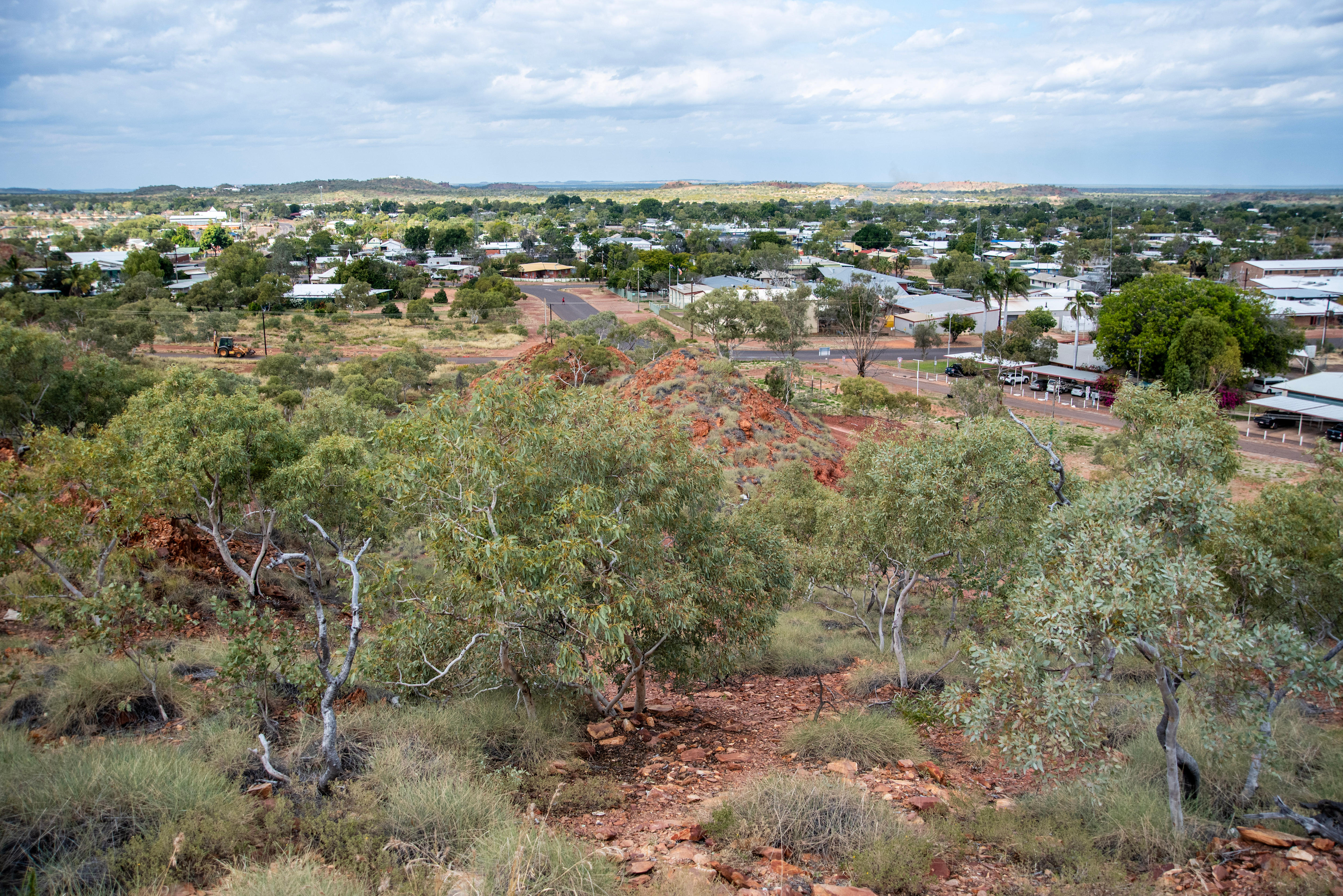 Tennant Creek residents urged to prepare as major Barkly bushfire burns