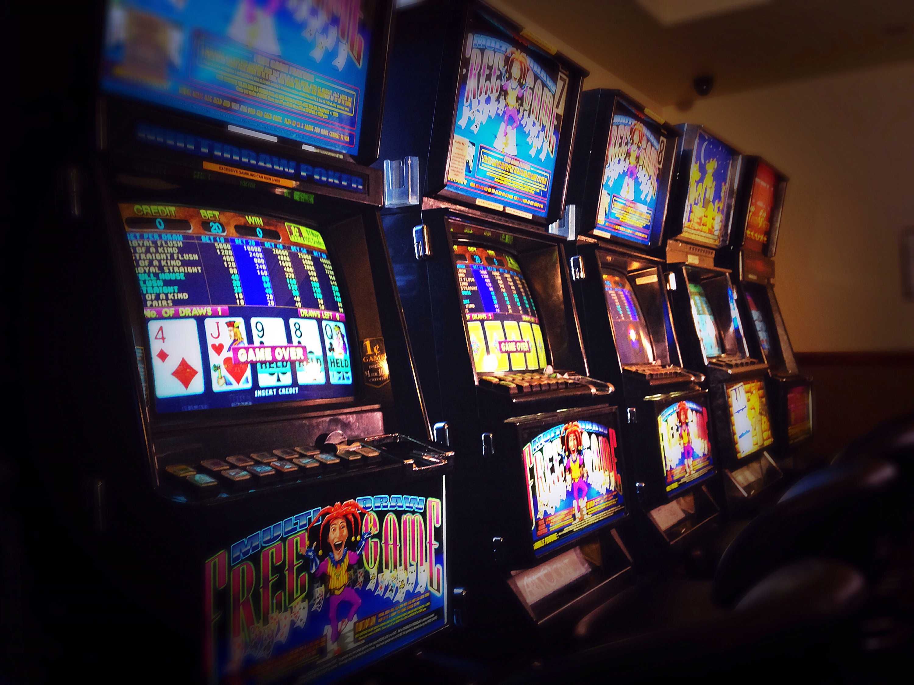 Organised crime gangs using poker machines in regional NSW to launder
