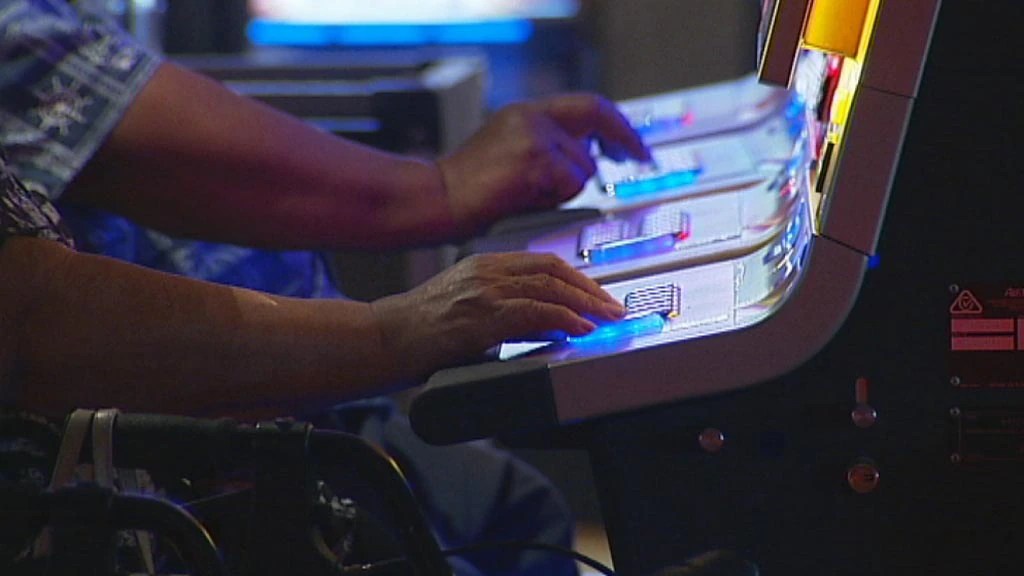 Organised crime gangs using poker machines in regional NSW to launder