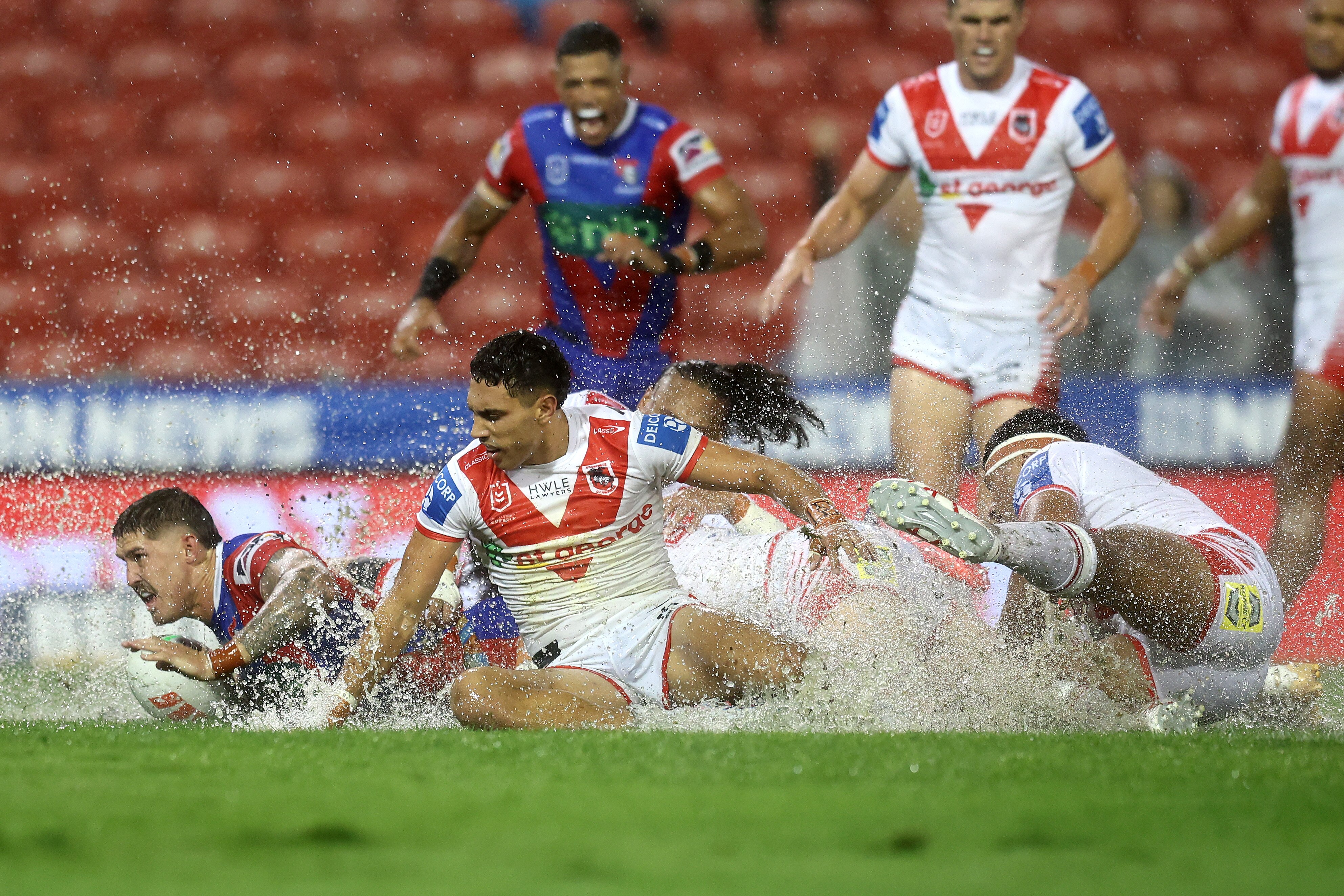NRL Round 5: Bulldogs sneak home against 11-man Roosters, Knights outpoint Dragons in the wet