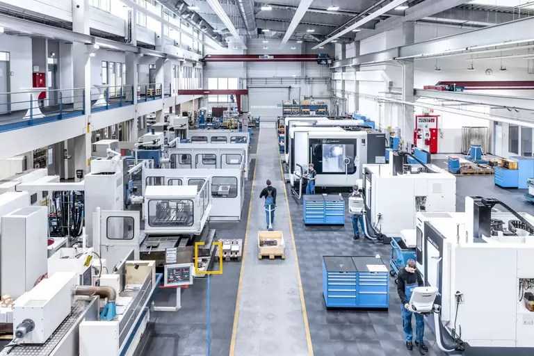 Apprentices put new machines into service in the "LernWERK" training