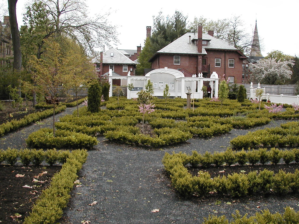 Longfellow Formal Gardens The formal garden behind the lon… Flickr