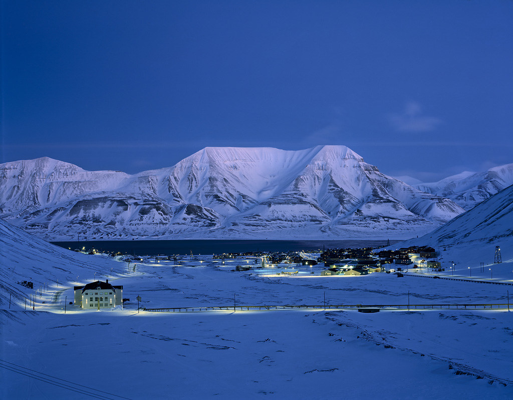 Longyearbyen Longyearbyen on Svalbard, with "Hiorthfjellet… Flickr