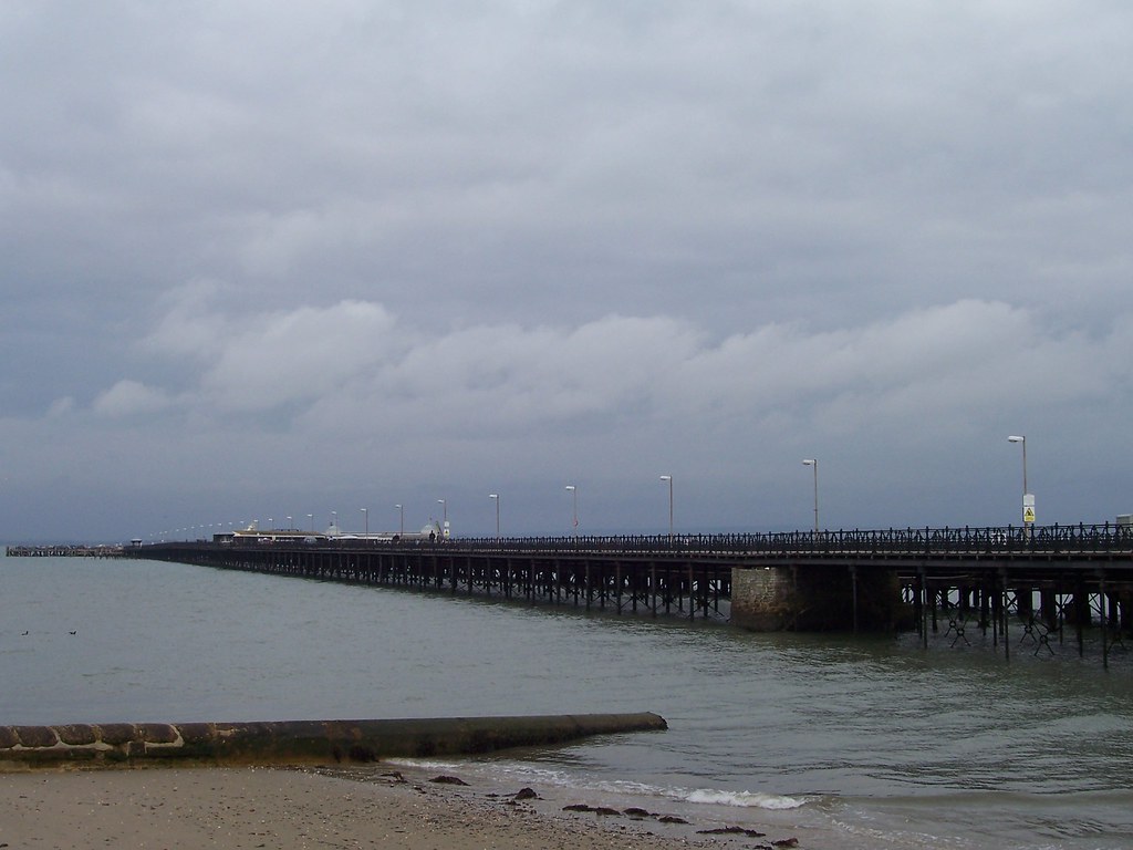 Ryde Pier Island Line trains go all the way down the end o… Flickr