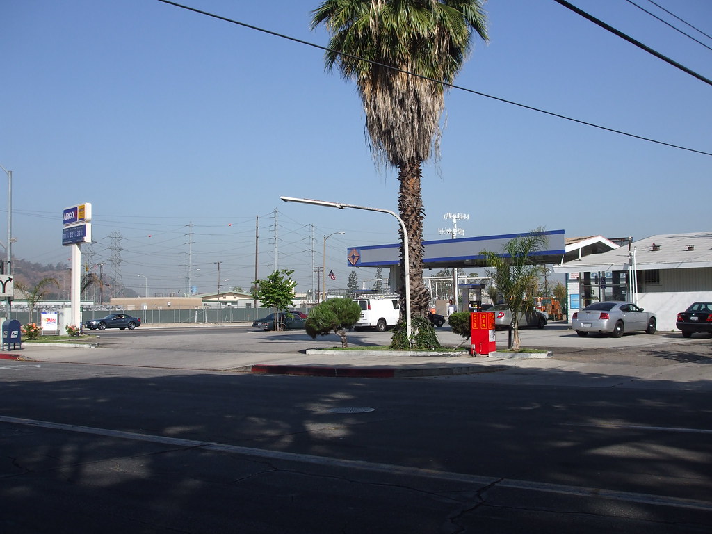 DSCF2329 Arco, 5800 San Fernando Rd & Highland Ave (N of C… Flickr