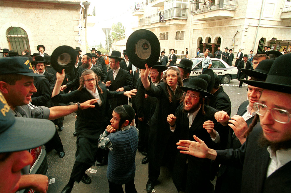 101198 Policeofficers scatter demonstrators, during an ele… Flickr