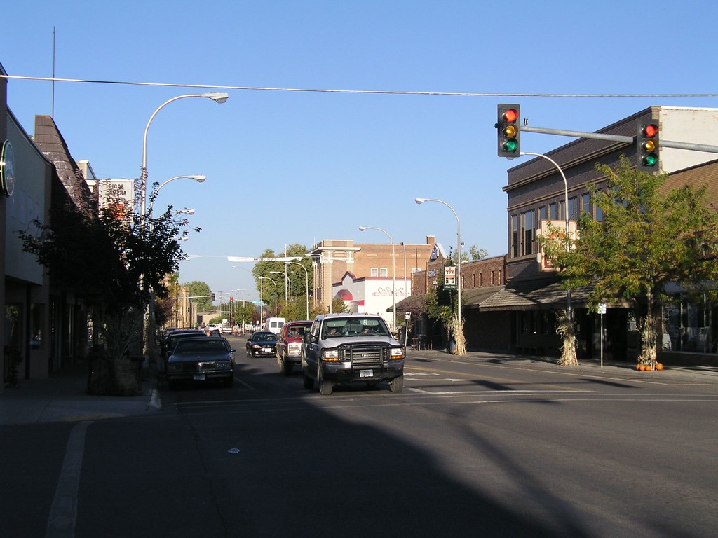 Main Street, Miles City Looking east on Main Street from t… Flickr