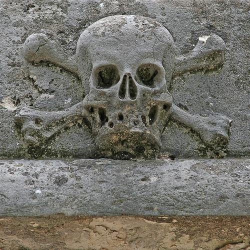 skull and crossbones Cimetière du Père Lachaise, Paris, Fr… Leo