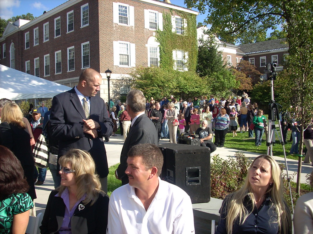 Stratton_Hall_dedication_crowd The crowds at the dedicatio… Flickr