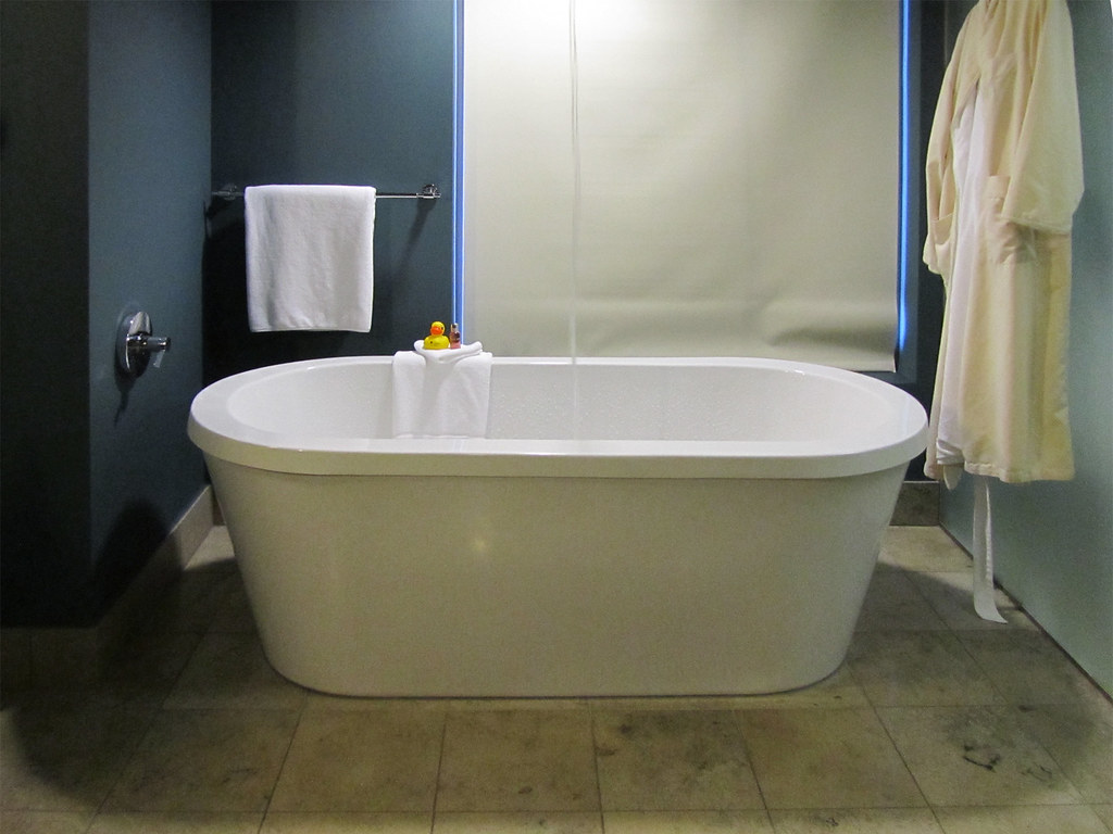 Seattle Hotel Bathroom Bathtub with a rubber ducky and wat… Flickr
