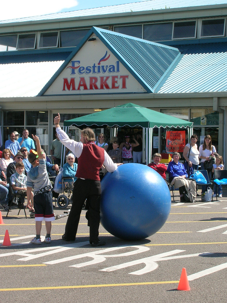 Street Performer, Morecambe Festival Market Dave Martin Flickr