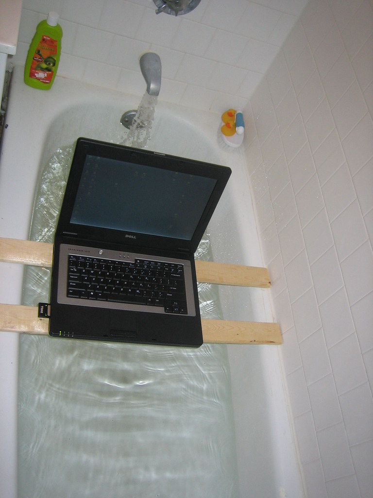 Using Laptop In Bathtub santoria
