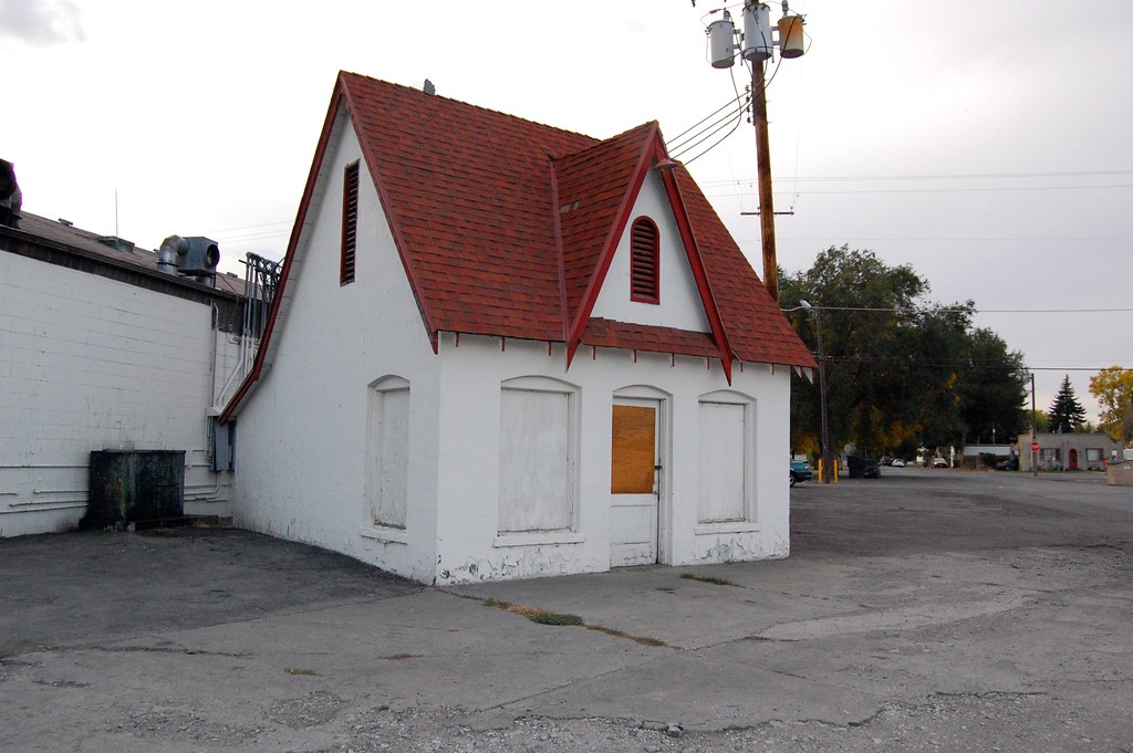 Cottage Style Gas Station Blackfoot, Idaho It was gettin… Flickr
