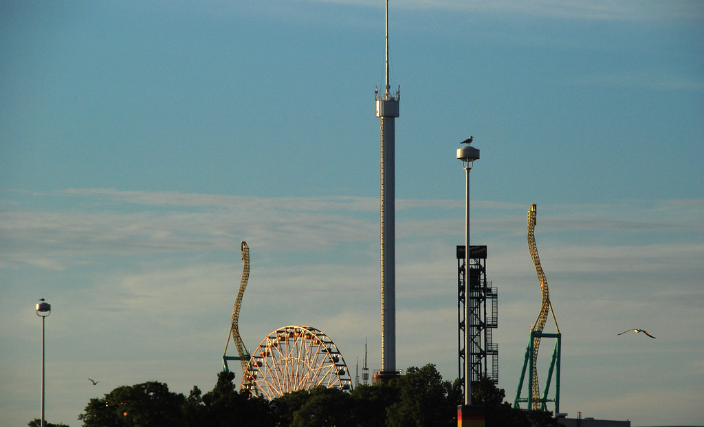 Cedar Point!! (from the parking lot) The tall thing is the… Flickr
