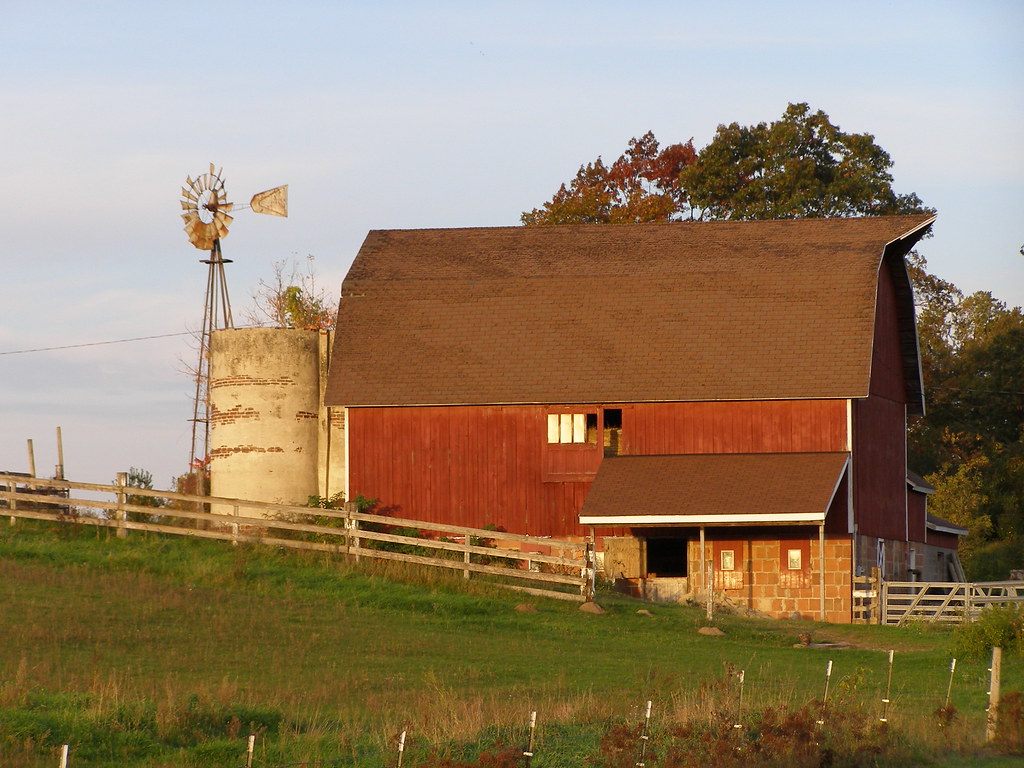 La Grange WI. 10706 Early morning sun lights up a barn a… Flickr
