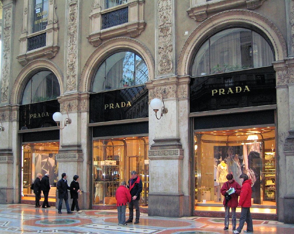Ennuyeuse marcher cil prada showroom milano Luminance