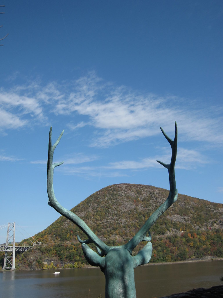 Bronze Elk Bronze Elk head keeps watch over Hudson and Bea… Flickr