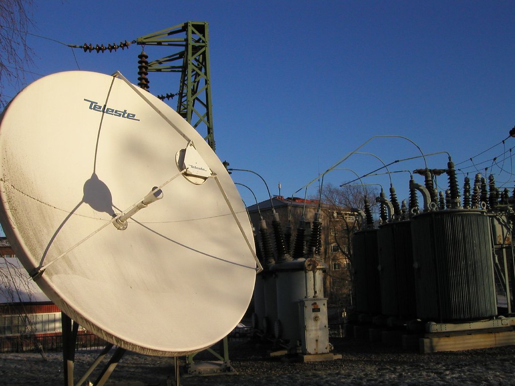 Satellite Dish A large satellite dish at the Tekniikan mus… Flickr