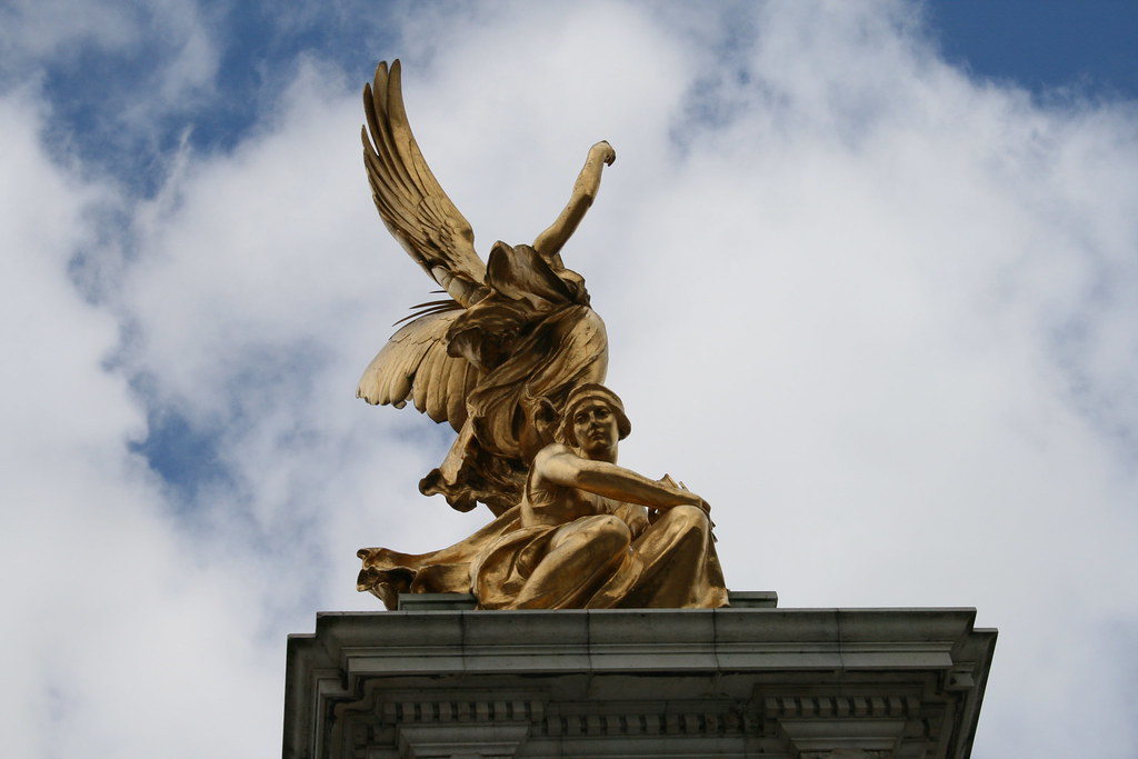 Gold statue Statue on fountain outside Buckingham Palace, … Flickr