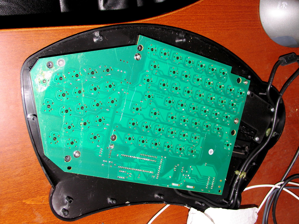 Keyboard Guts I spilled water (just fizzy water) on my Kin… Flickr