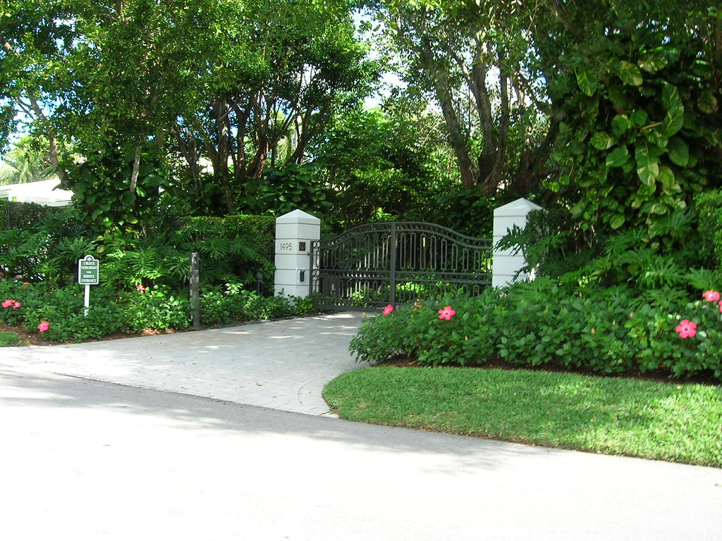 limbaugh's house drive way to rush's home in palm beach. eywmm0