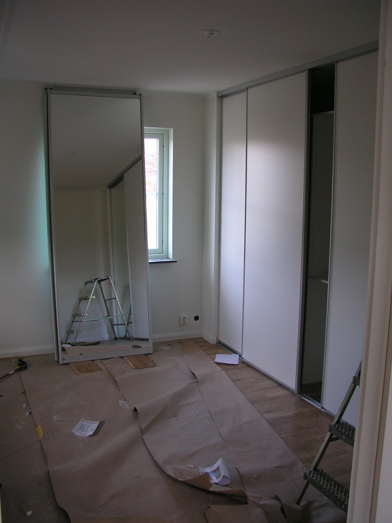 Ka Skjutdörrar Skjutdörrar monteras En spegeldörr kvar att montera för Ka… Flickr