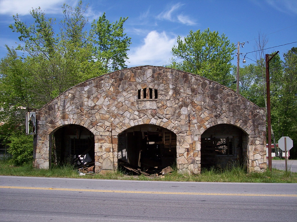 100_1325 an old shop in henagar, alabama. possibly a gas s… Flickr