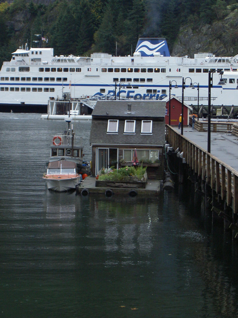 House Boat At Horseshoe Bay Very cute little house boat in… Flickr