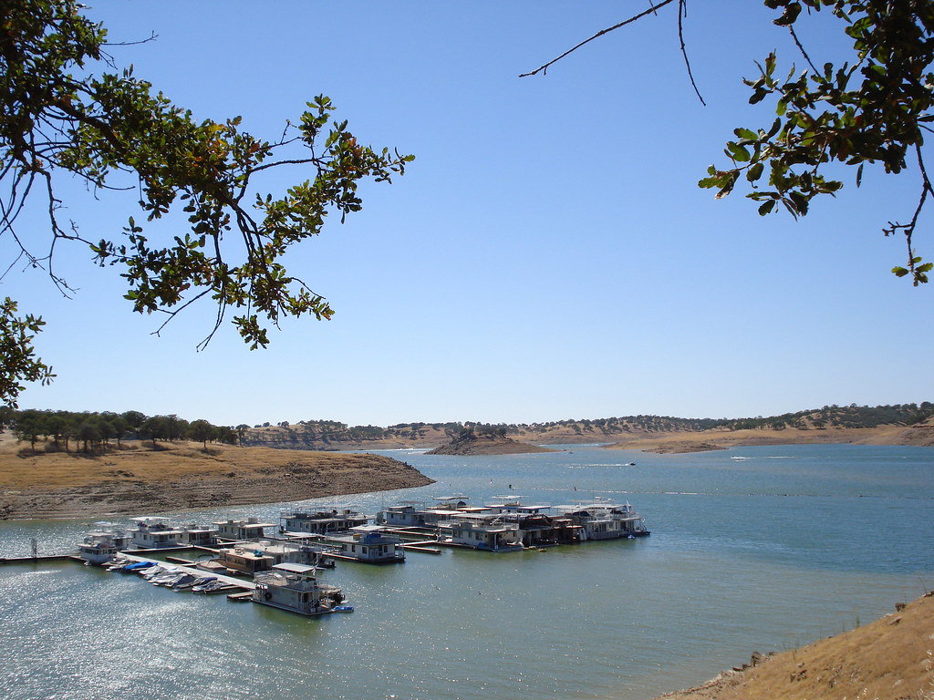 Don Pedro Lake Boat house in Don Pedro Lake, California U.… Flickr