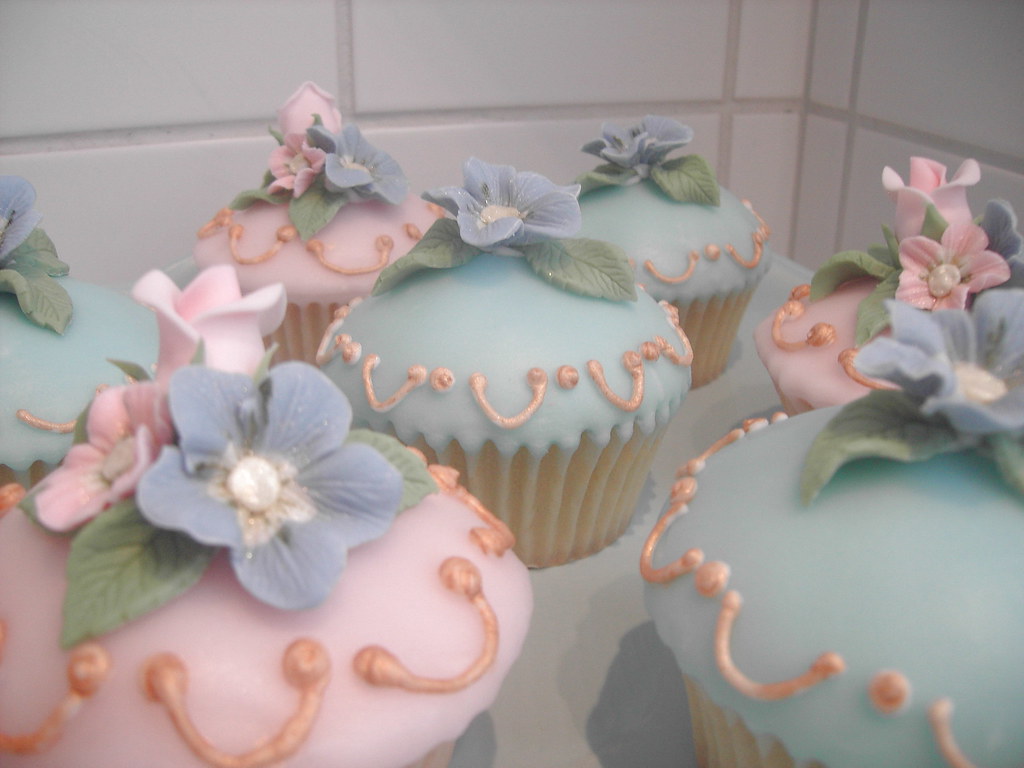 Cupcakes with sugar flowers close up Sugar flowers made of… Flickr