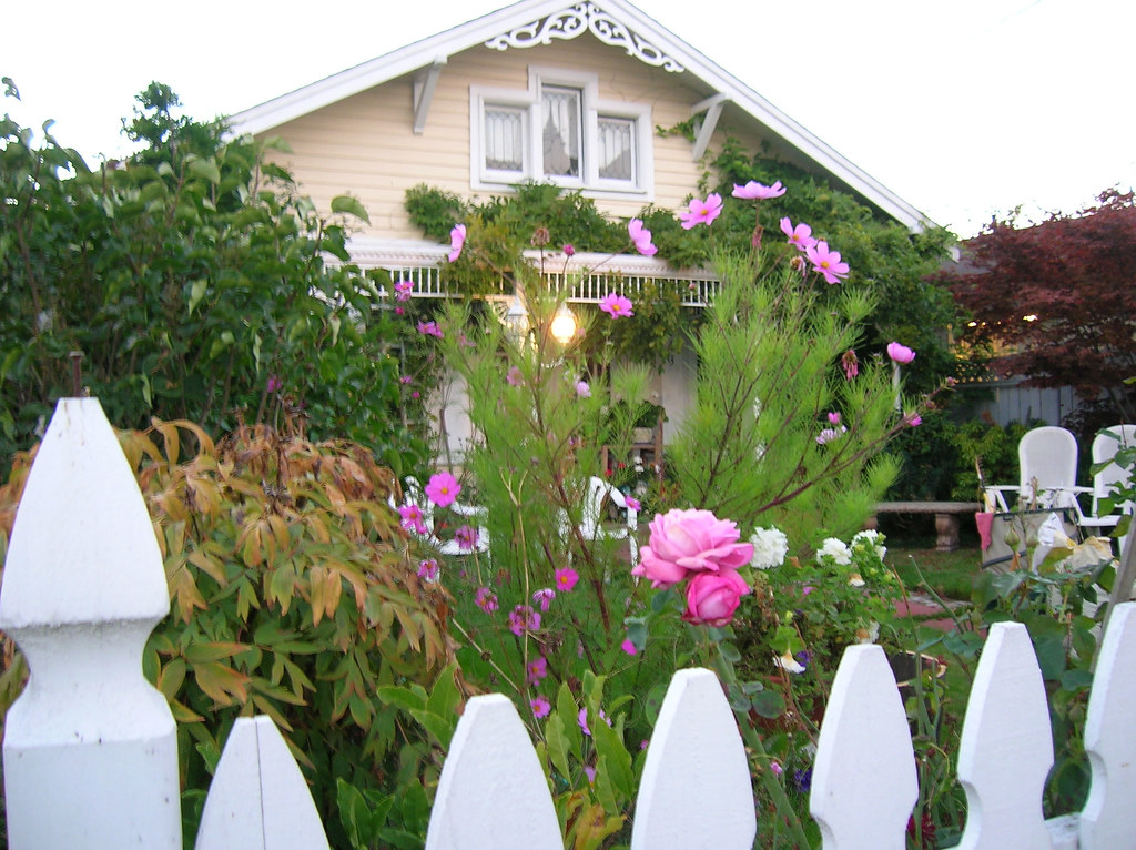 Alki Beach cottage Alki Beach cottage with lattice detaili… Flickr