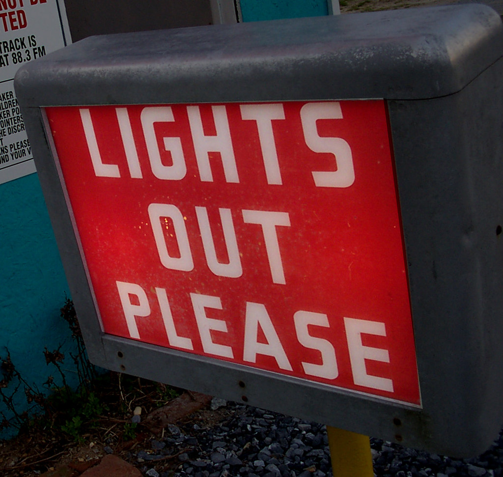 drive in..lights out Mod Betty / Flickr