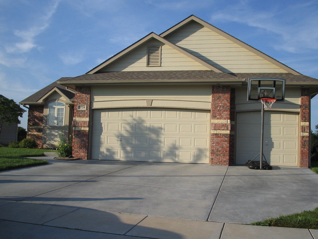 Leon's House This house is for sale. Call my mom! Ching Flickr