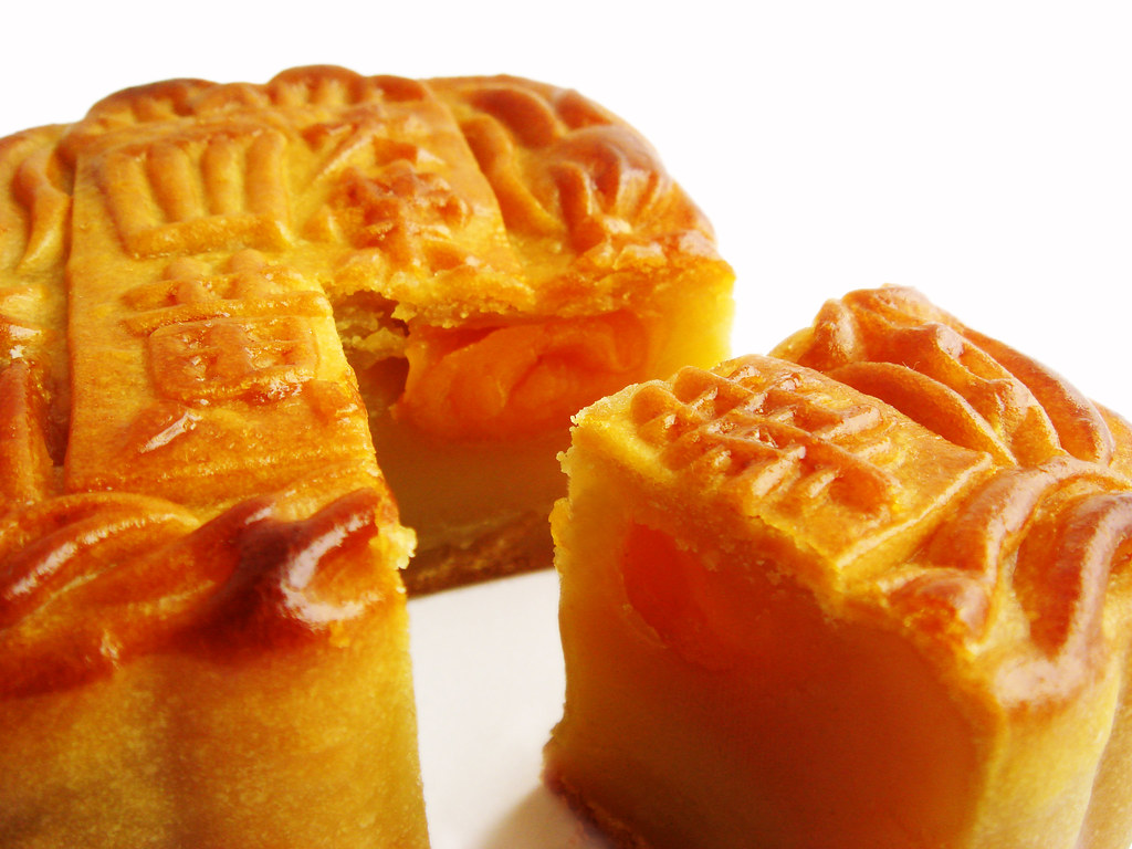 四黃白蓮蓉月餅 from 榮華 White lotus seed paste mooncake with four … Flickr
