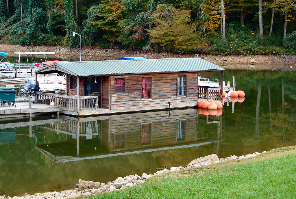 Houseboat on Carrs Creek Lake In Letcher County, Kentucky.… Flickr