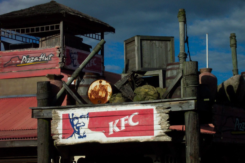 Themed KFC (Alton Towers) A sunny KFC roof under a rather … Flickr