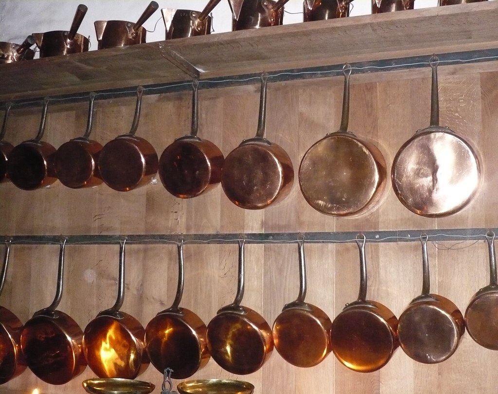 copper pots i wish i had this many. ekornblut Flickr