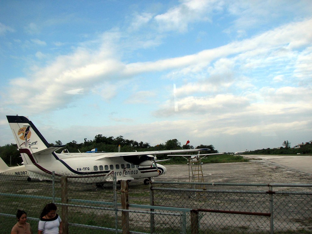 Mexico Airport at Playa del Carmen Aero Ferinco plane at… Flickr
